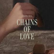 Слушнете го новиот темен поп-бисер на Charli XCX: „Chains of Love“