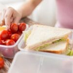 Шест видови храна која никогаш не треба да ја чувате во пластични садови