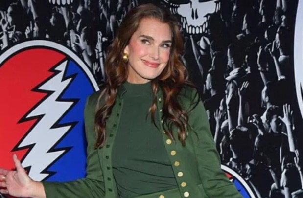 Чизми што успешно ги истанчуваат нозете: Брук Шилдс одржала модна лекција во шестата деценија