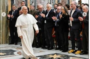 (ВИДЕО+ФОТО) Долг список на гости – Папата Лав ги собрал филмските работници во Ватикан