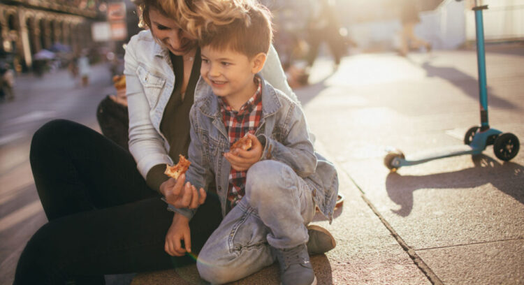 Пет секојдневни навики кои го поттикнуваат детскиот интелект и емоционалниот развој