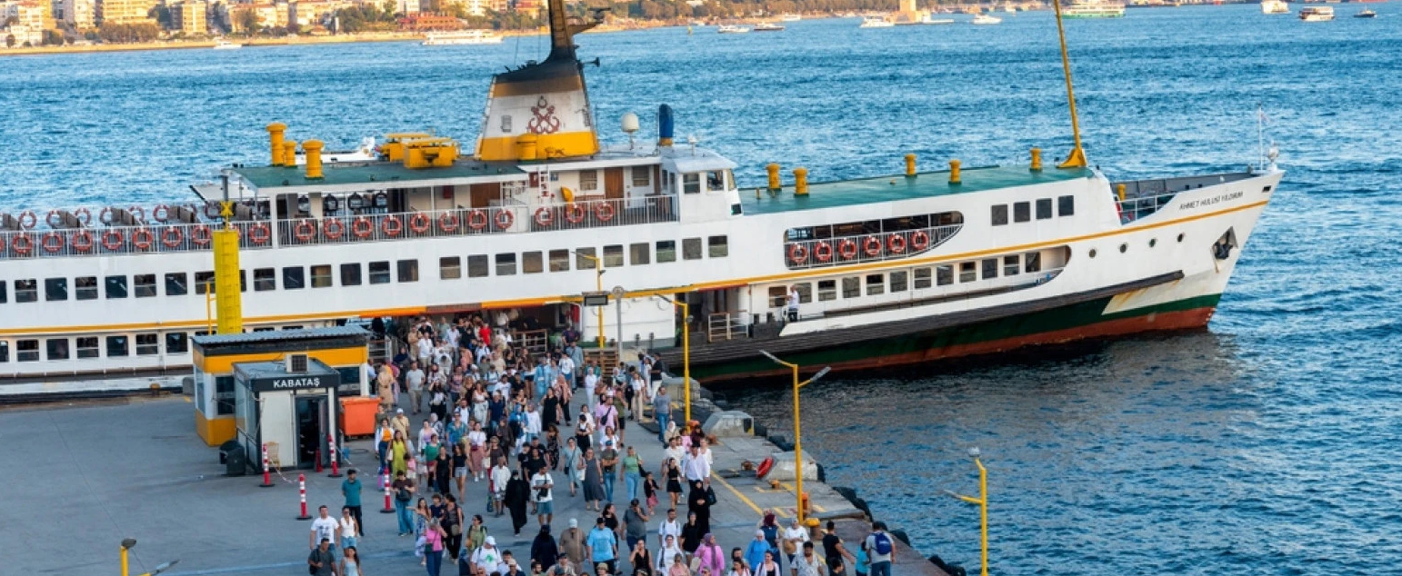 Хаос на траект: Деца бегаа додека се емитуваше порнофилм!