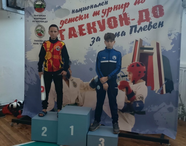 Два сребрени и еден бронзен медал на „Плевен опен“ за таеквондистите на МТТФ