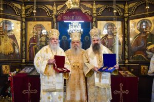 Архиепископот Стефан со подароци за Агатангел и Пимен