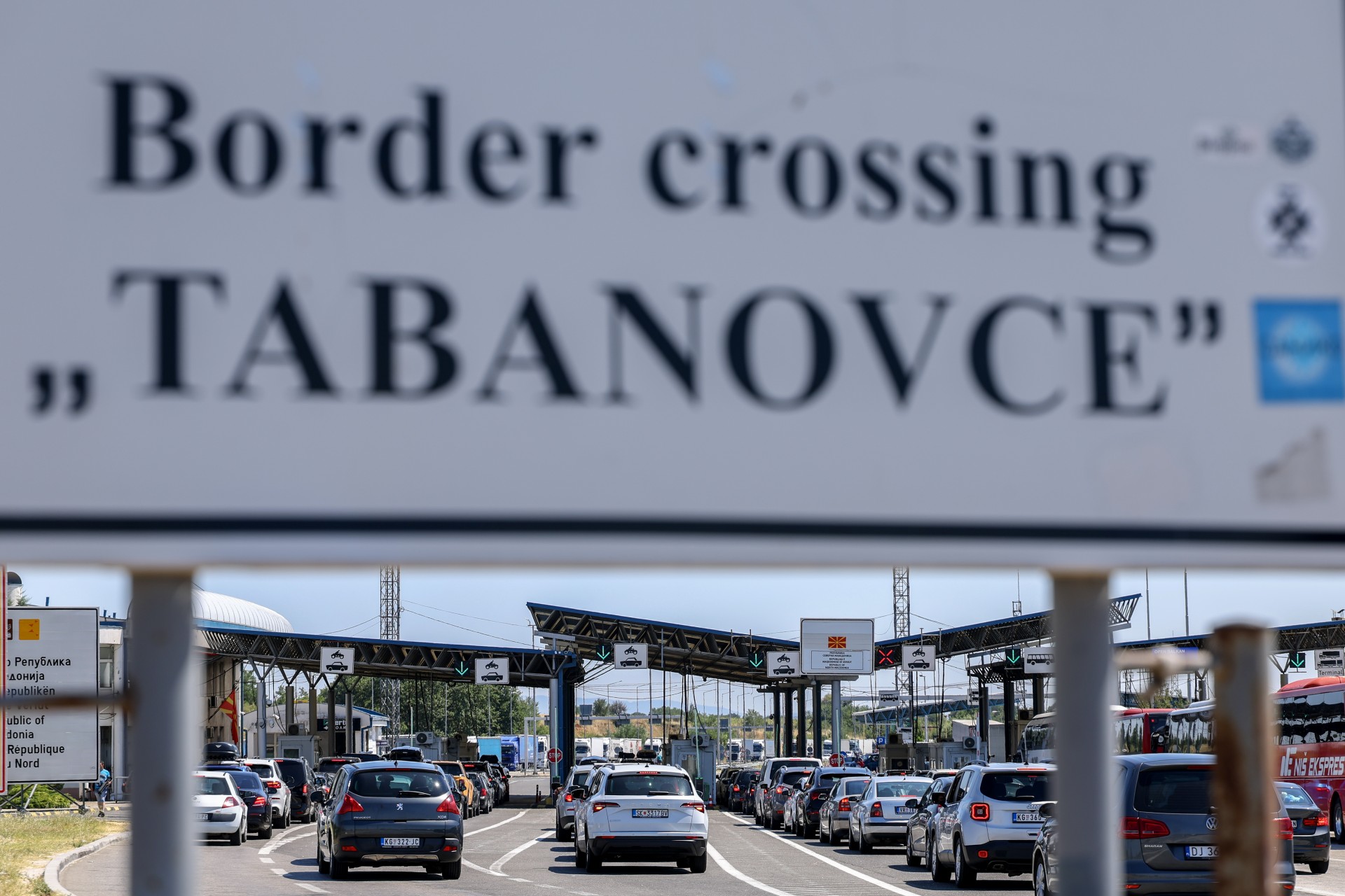 Срби масовно се доселуваат во Македонија: Политичката криза ги зголеми работните дозволи за работната миграција