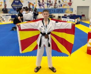 Душица Бреслиева и Христијан Симоновски забележаа победи на јуниорското Европското таеквондо првенство