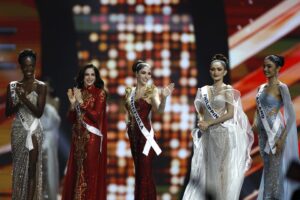 Членка на жирито oбјави фотографија од Мис Тајланд со порака: „Мојата победничка!“