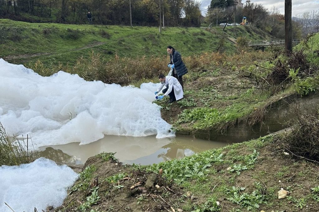 (Фото) Необична пена во Вардар: Зелениково реагира веднаш, земени примероци за итни анализи!