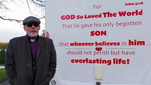 Британски пастор предупреден од полицијата дека библиска порака на неговиот кaмпер (возило) може да се смета за „говор на омраза“