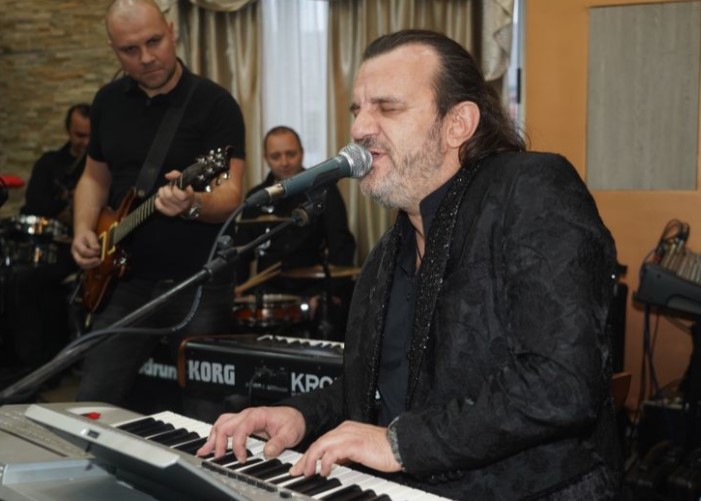 Имало место за 200, а внатре биле 700 луѓе – прекинат настапот на Аца Лукас поради прекршување на законските прописи