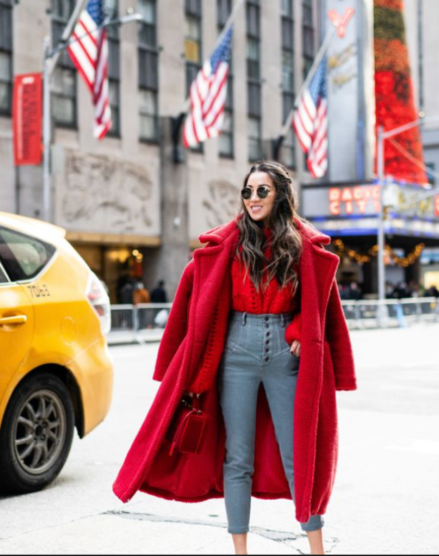 Црвената никогаш не излегува од мода: 3 комбинации во кои ќе доминирате