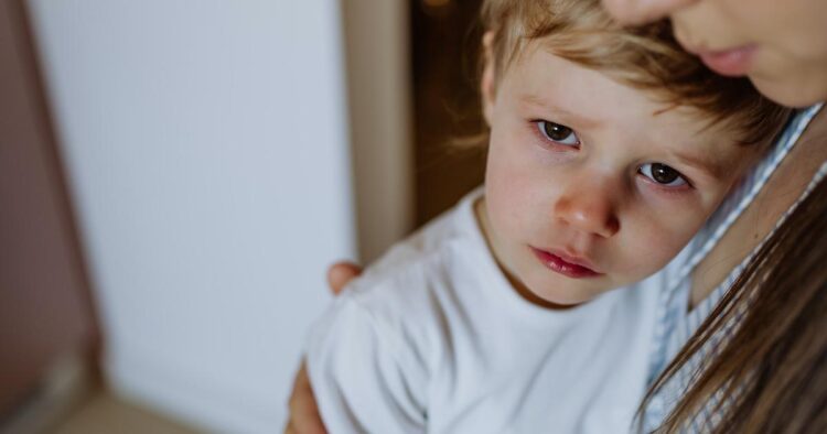 9 работи кои не смеете да му ги кажувате на детето кога е тажно