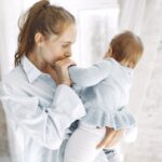 Зошто мајките почесто ги носат бебињата на левата страна?