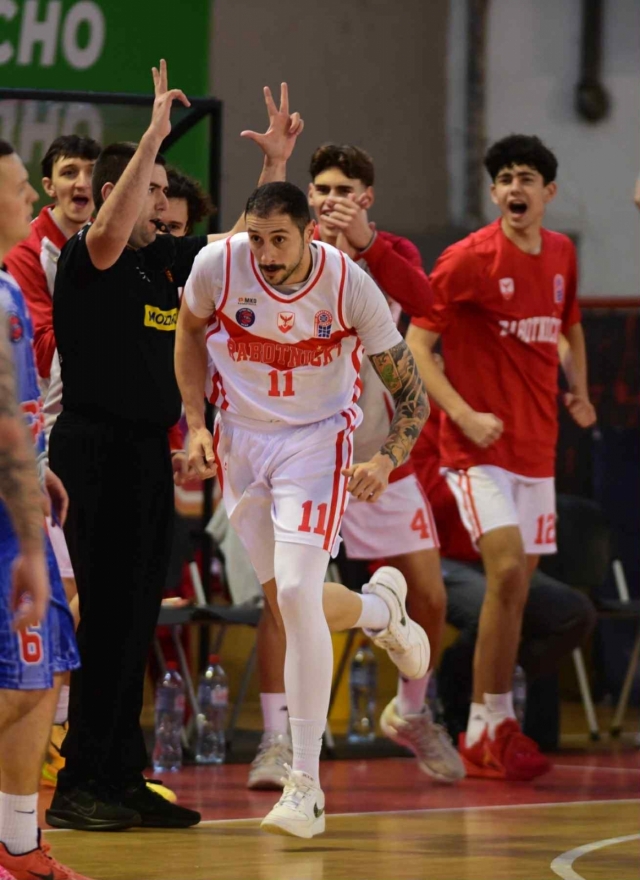 Работнички продолжи да победува, но добро се испоти за да слави над Чаир!