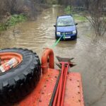Извлечени две лица што со автомобил заглавиле во надојдената вода на Пчиња