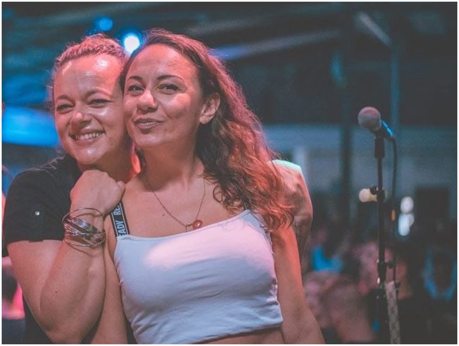 Ана Костадиновска и Сара Пројковска биле една до друга на сцената кога избил пожарот во дискотеката „Пулс“, се фатиле цврсто за рака и ….