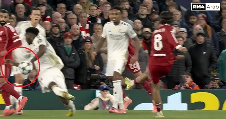 Дојде објаснување зошто не беше досуден пенал за Ливерпул по играта со рака на Чуамени (ВИДЕО)