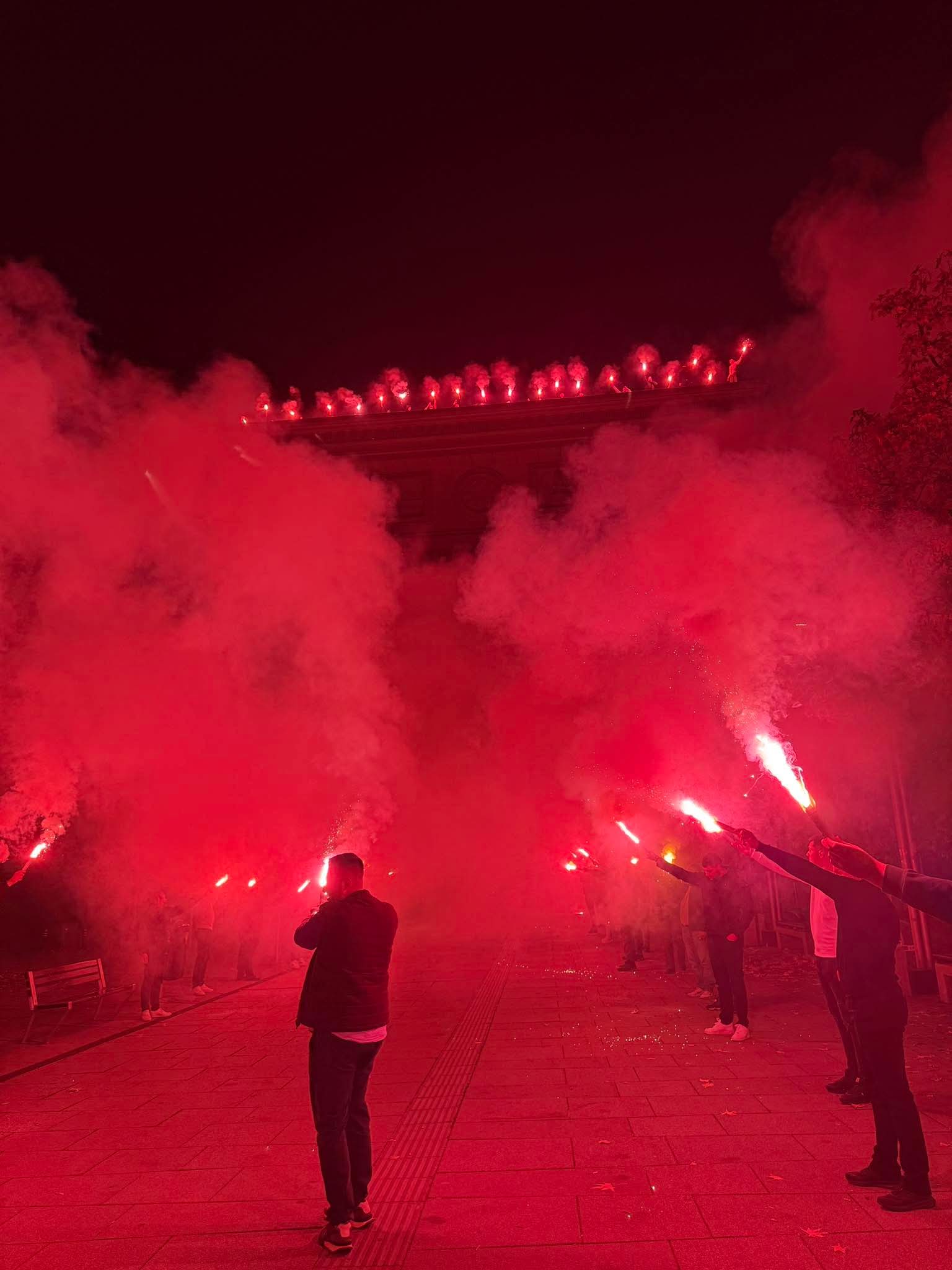 (ФОТО) Орце Ѓорѓиевски со кордон од факели под Триумфална: Ти се поклонувам мое Скопје, влегуваме во ново време