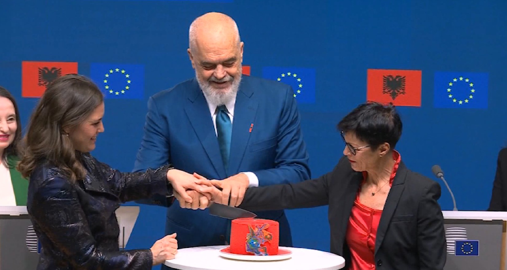 Со торта во Брисел, Албанија го прослави отворањето на последниот кластер од преговорите со ЕУ
