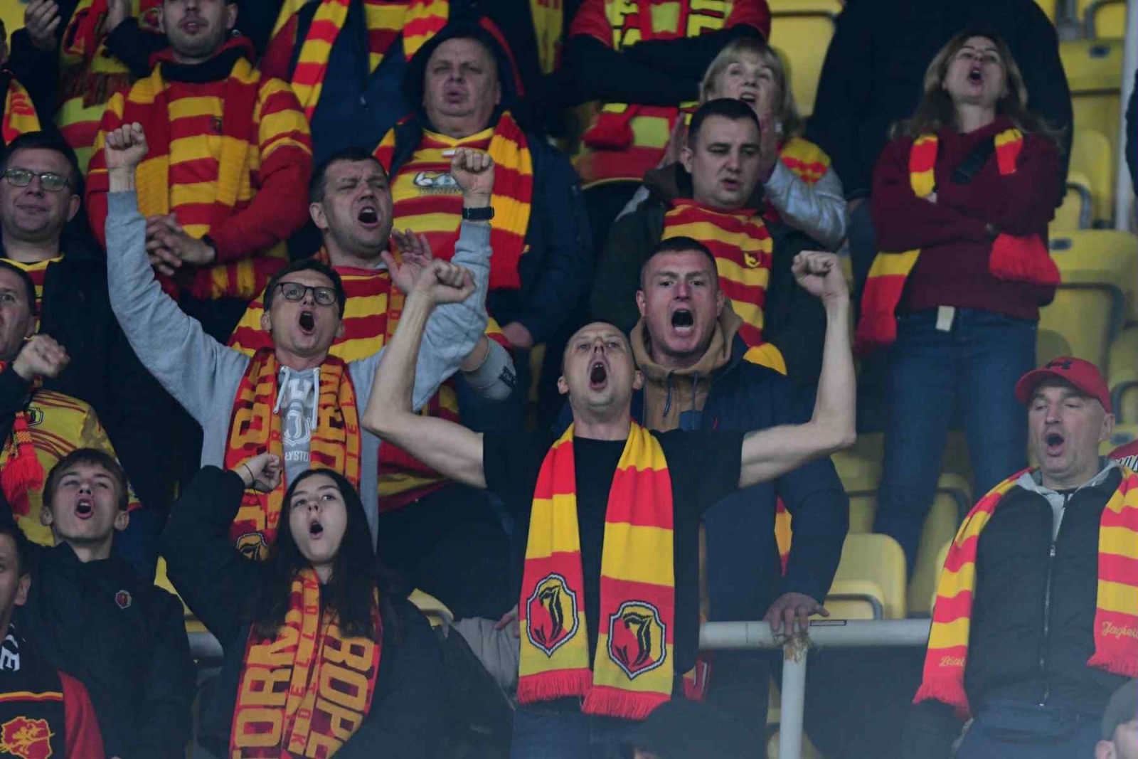 Полјаците скандираат: Косово е срце на Србија! (ВИДЕО)