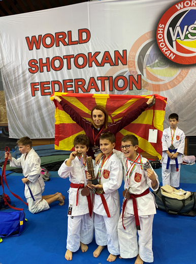 Јошитака со голем број на медали на Светското шотокан карате првенство во Софија