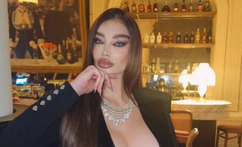 Голи гради и тантела – Сораја ги покажа своите атрибути во заводлива поза