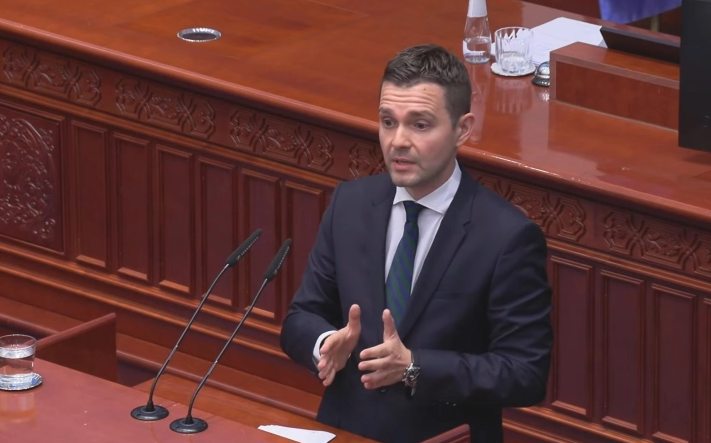 Не сме пуштиле ниту учебник ниту документ на амин во Софија – му одговори Муцунски на пратеникот Исмаил