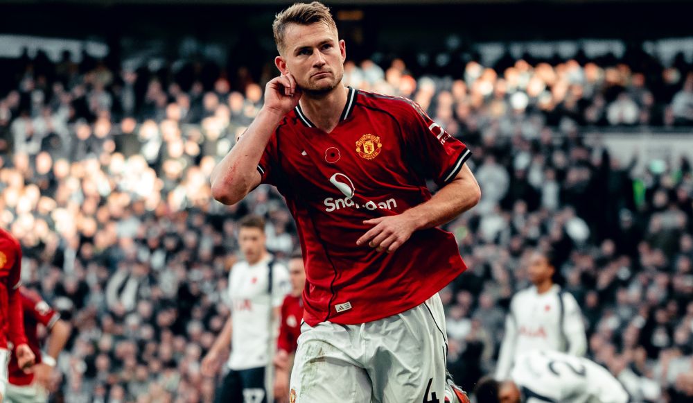 Де Лихт во 96. минута го спаси Јунајтед од пораз кај Тотнем! (ВИДЕО)