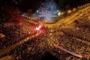 ВИДЕО: Илјадници студенти од Белград, Нови Пазар, Шумадија пристигнаа во Нови Сад на годишнината од падот на настрешницата