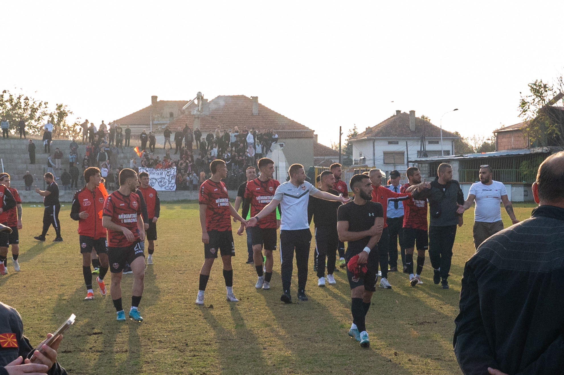 ФК Победа за инцидентот: Гостите фрлаа шишиња кон навивачите!