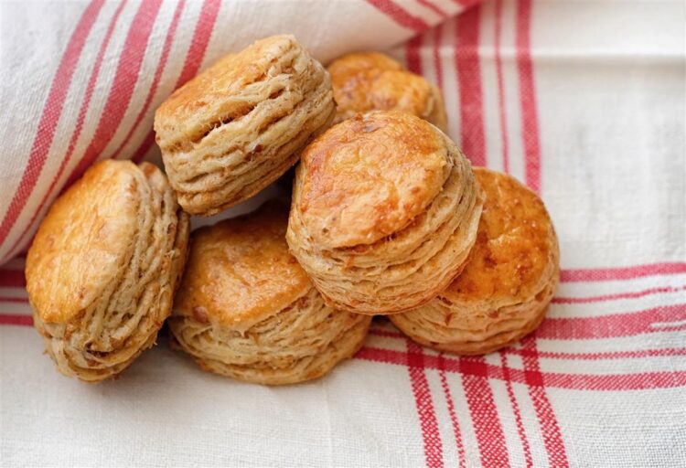 РЕЦЕПТ НА ДЕНОТ: Погачици со чварки