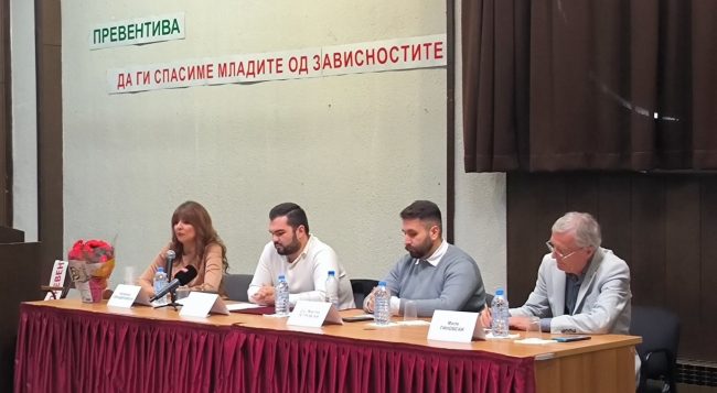 УПОТРЕБАТА НА ЕЛЕКТРОНСКИ ЦИГАРИ КАЈ МЛАДИТЕ ПОРАСНАЛА ЗА 10 ОТСТО ЗА 4 ГОДИНИ, ДОКТОРИТЕ БАРААТ ИТНО ДА СЕ СМЕНИ ЗАКОНОТ ЗА ПУШЕЊЕ