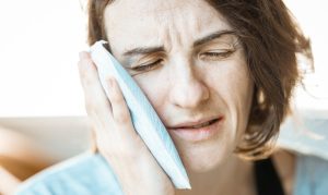 Многумина погрешно го толкуваат – Овој тивок симптом може да биде знак на срцев удар, жените често го игнорираат