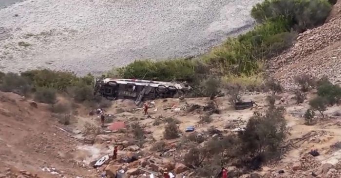 ТЕШКА АВТОБУСКА НЕСРЕЌА: Загинаа најмалку 37 лица, а десетици се повредени, кога автобус по судирот падна во длабока бездна во Перу