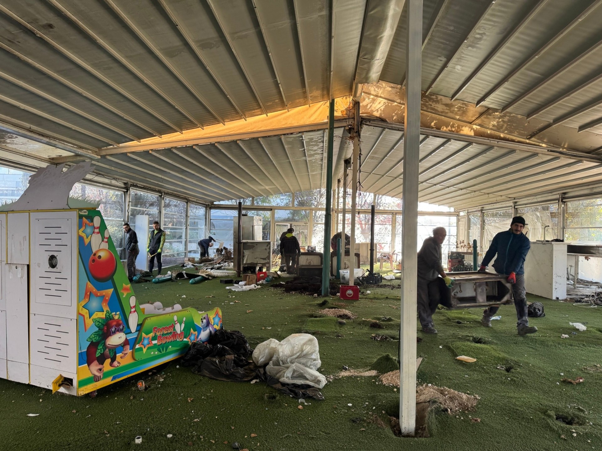 (ФОТО) Во Аеродром се руши поранешната дива игротека на „Дежаву“ кај Капитол Мол