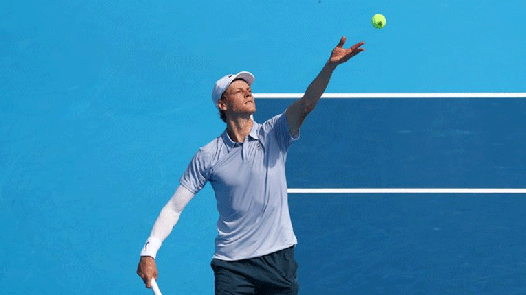 Јаник Синер со 17-тата победа по ред обезбеди финале во Торино