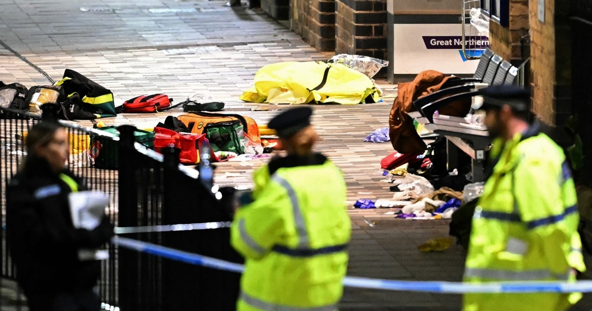 Девет лица се борат за живот по напад со нож во воз во Англија