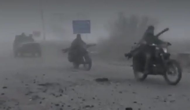 РУСКИ ВОЈНИЦИ СНИМЕНИ КАКО СО МОТОРИ НАВЛЕГУВААТ ВО ПОКРОВСК НИЗ ГУСТА МАГЛА