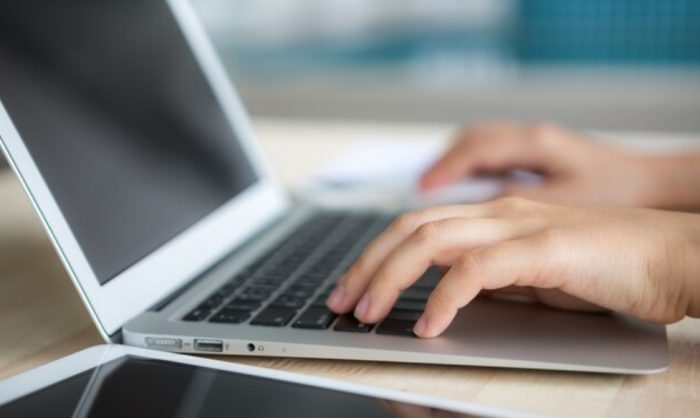 АНДОНОВСКИ: За студентите ќе бидат доделени вкупно 55.000 ваучери од 15.300 денари за лаптоп, таблет или персонален компјутер