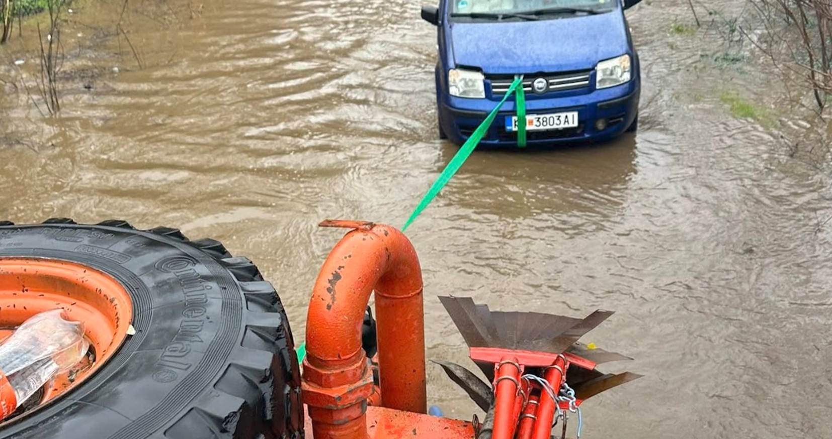 Поплави, одрони, вирови и отежнат сообраќај по обилните дождови во Македонија