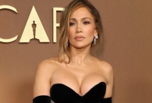 (Фото) Издание кое никој не го очекуваше: деколтето „пука“, луѓето останаа без зборови