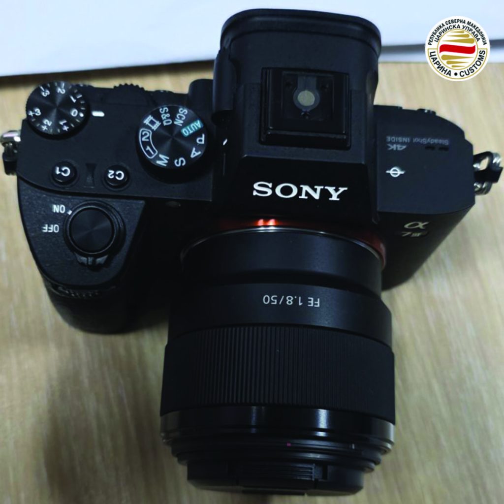 (Фото) Откриени повеќе обиди за криумчарење: запленети фотоапарати, М-ТАГ апарати, цигари, дрога, автоделови, облека и фалсификувана стока