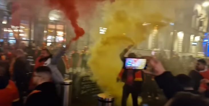 Кардиф „чади“ во жолто-црвени бои – нашите навивачи прават луда атмосфера! (ВИДЕО)