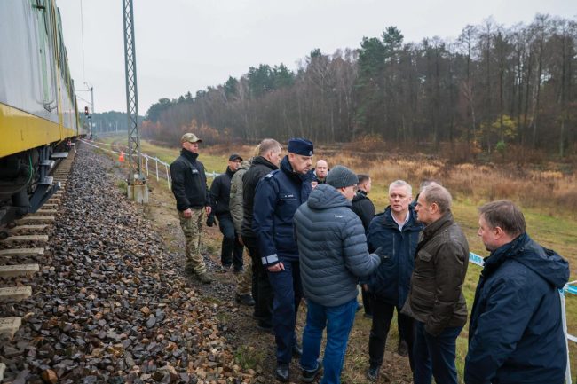 ПОЛСКА ГИ ОБВИНИ РУСКИТЕ РАЗУЗНАВАЧИ ЗА САБОТАЖАТА НА ПРУГА ШТО ВОДИ КОН УКРАИНА