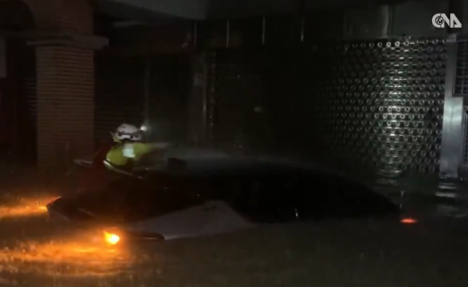 (Видео) Тајфунот Фунг-вонг донесе поплави во Тајван, илјадници евакуирани