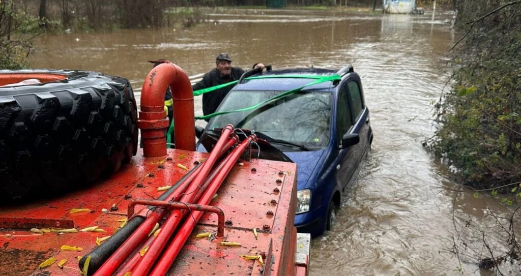Поројните дождови предизвикаа одрони и поплави – мобилизирани регионалните центри на ЦУК