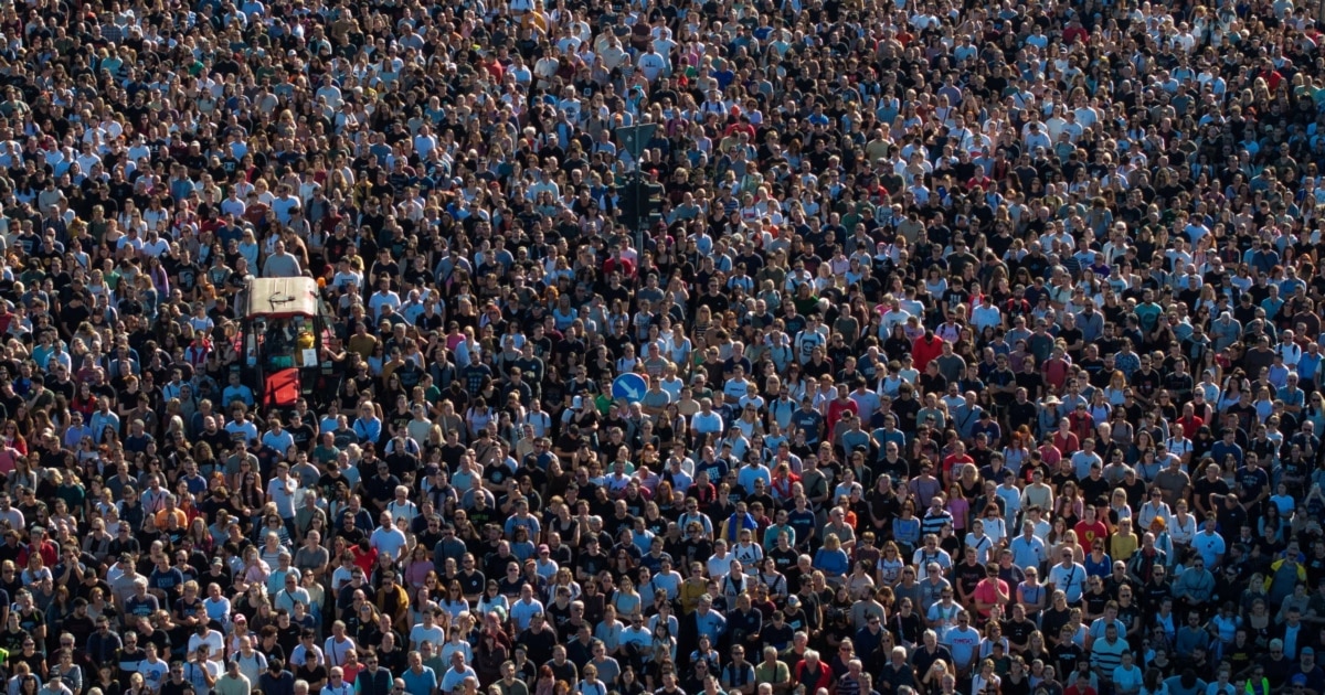 Десетици илјади оддаваат почит на жртвите на железничката станица во Нови Сад