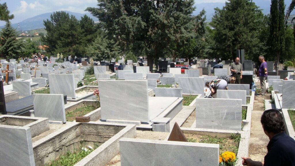 Украдена бронзена биста од гробиштата Бутел