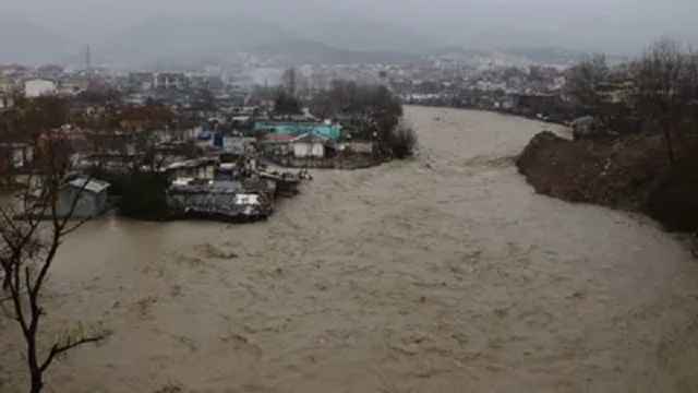 Поплави во Албанија: една жена загина, стотици жители евакуирани