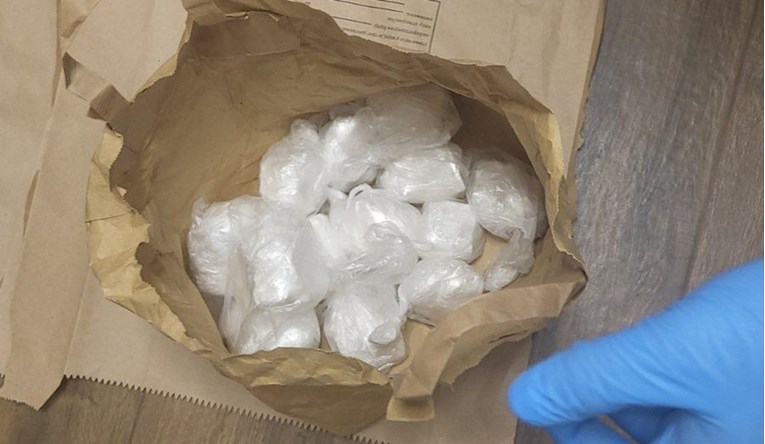 Фатени дилери на дрога, меѓу нив и дете